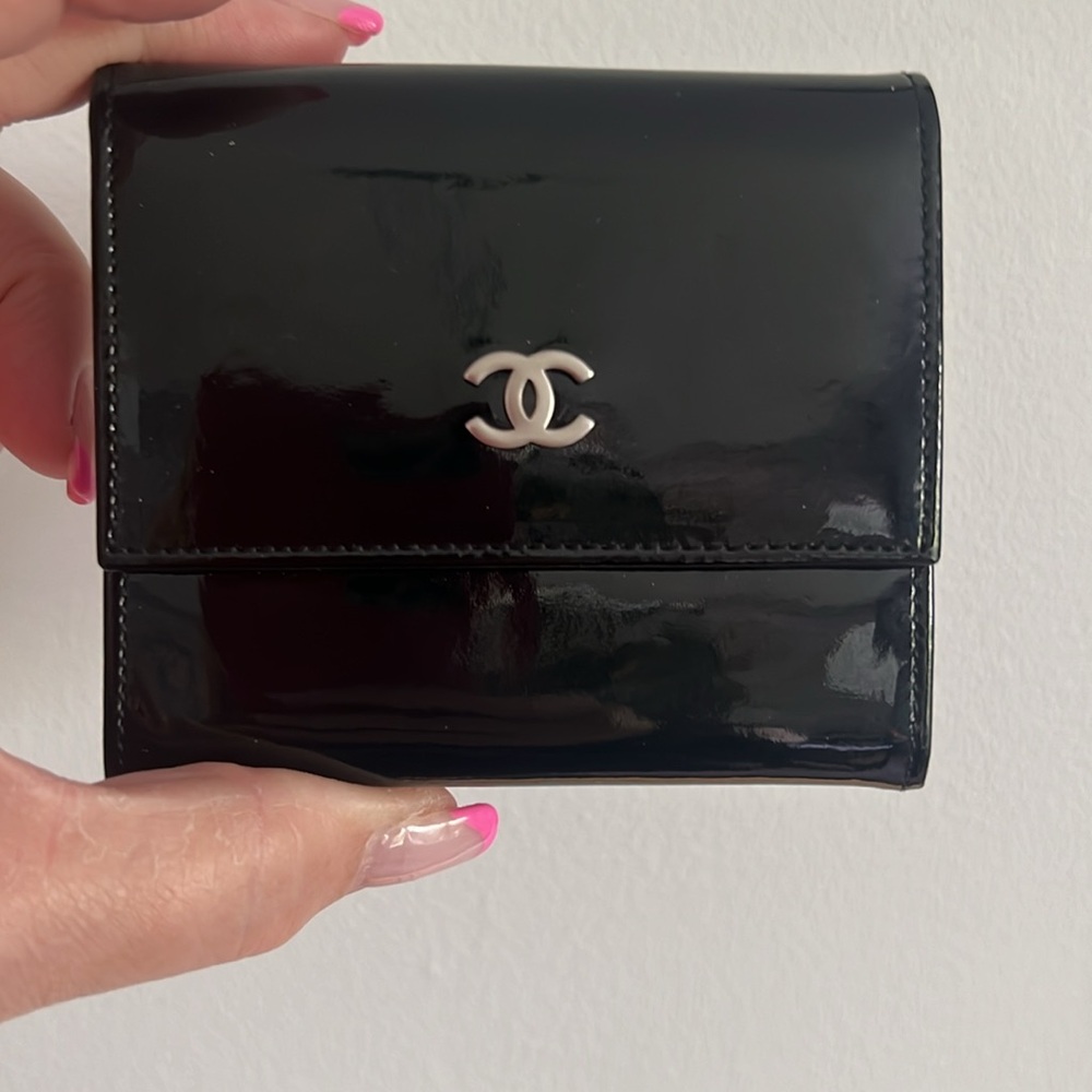 CHANEL Vintage Trifold Wallet Black Patent Leather - Picture 3 of 13
